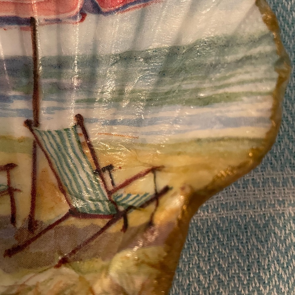 4” Hand Crafted Scallop Shell With Chairs On The Beach. - Picture 3 of 4